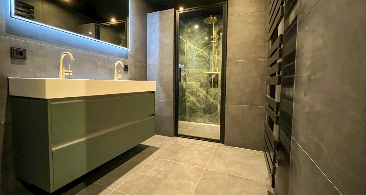 Luxe marmerlook badkamer en toiletruimte familie de Vries