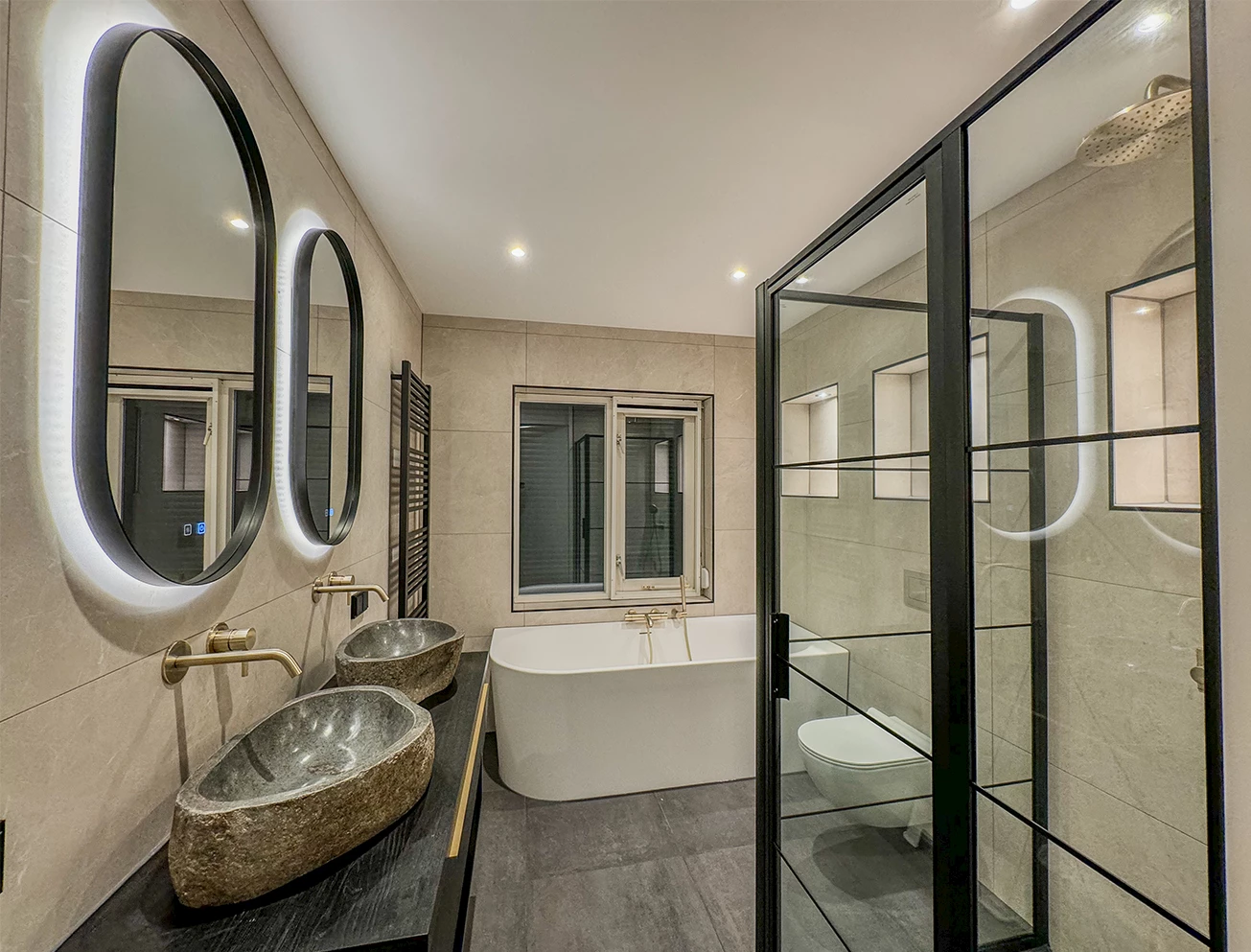 Luxe badkamer en toiletruimte familie Noorland