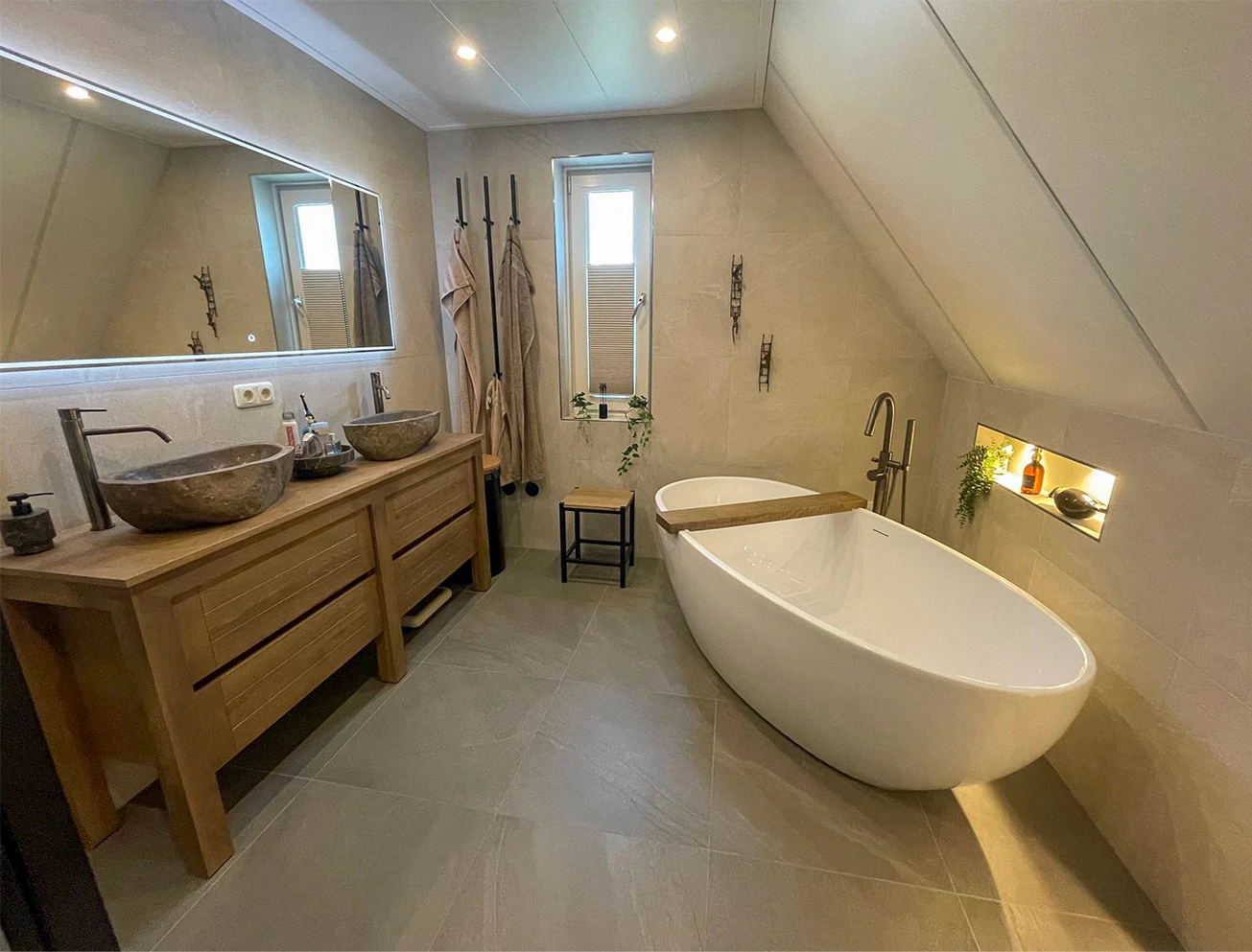 Ruime sfeervolle badkamer