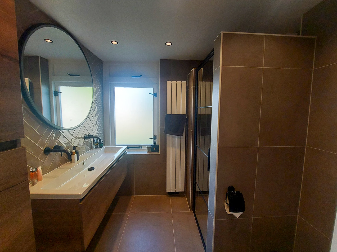 Warme moderne badkamer en toiletruimte familie Koeslag