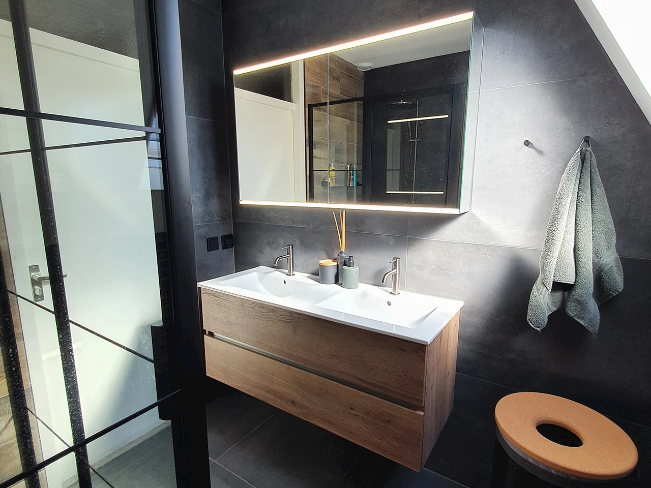 Industriële badkamer met een landelijk tintje