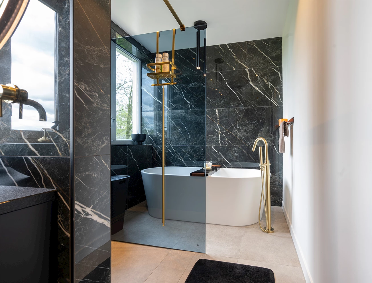 Goudkleurige badkamer