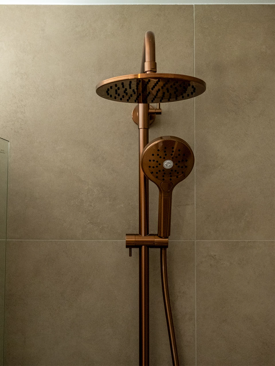 Koperkleurige regendouche