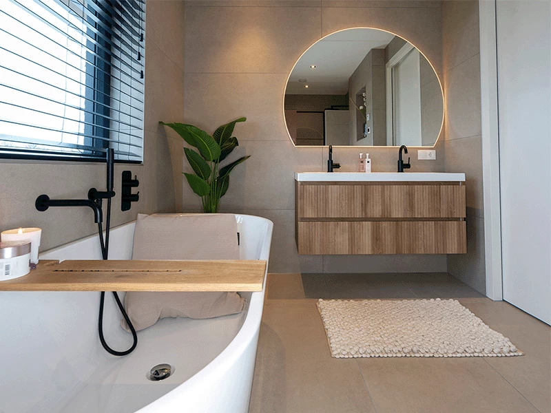 Ruime Japandi badkamer