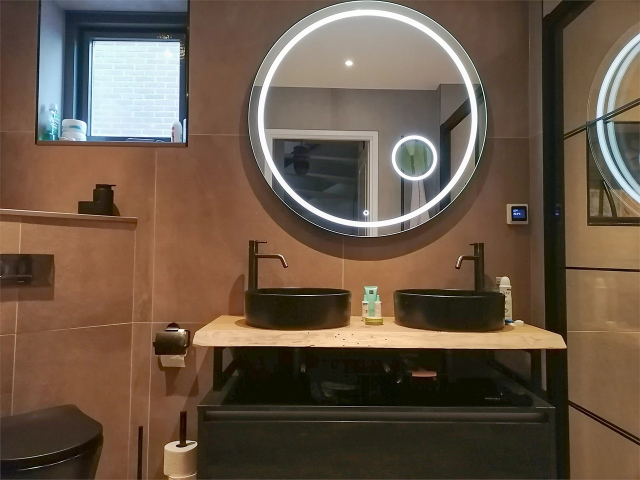 Moderne badkamer en toiletruimte van familie Hagendijk