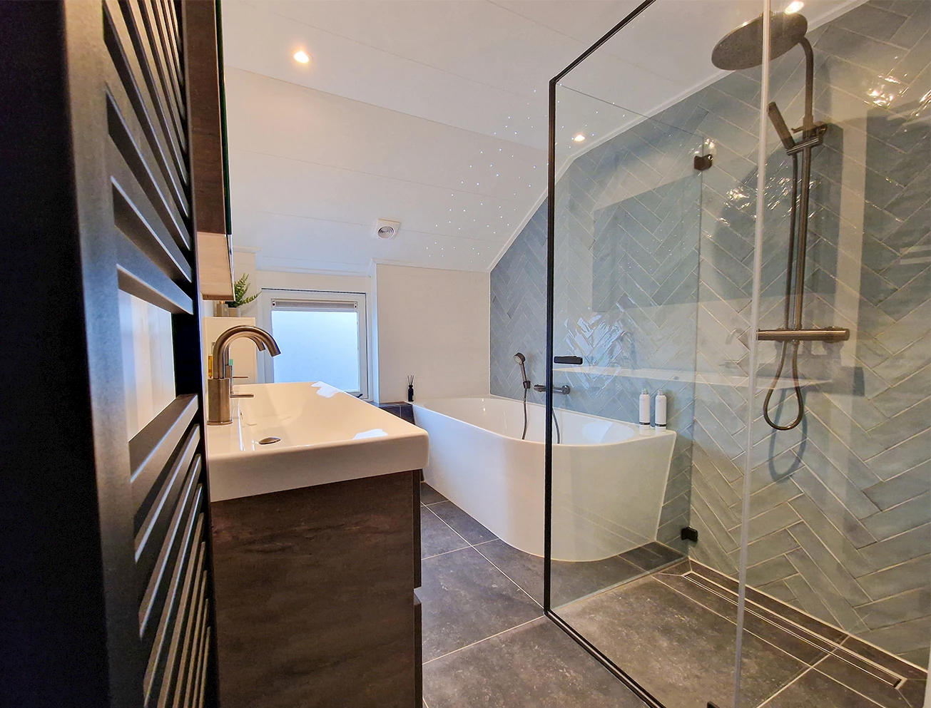 Blauwe visgraat tegels