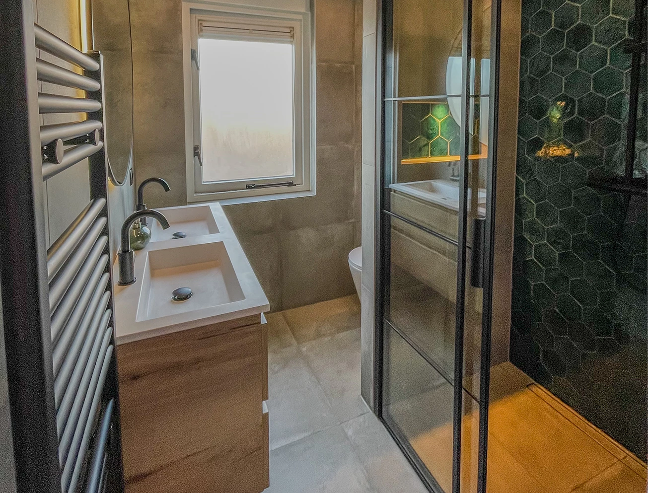 Stijlvolle badkamer met kleurrijke toevoeging familie Gils