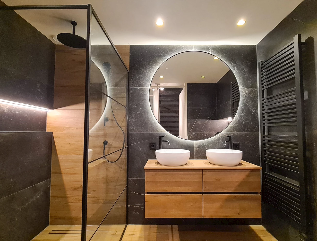 Zwarte landelijke badkamer