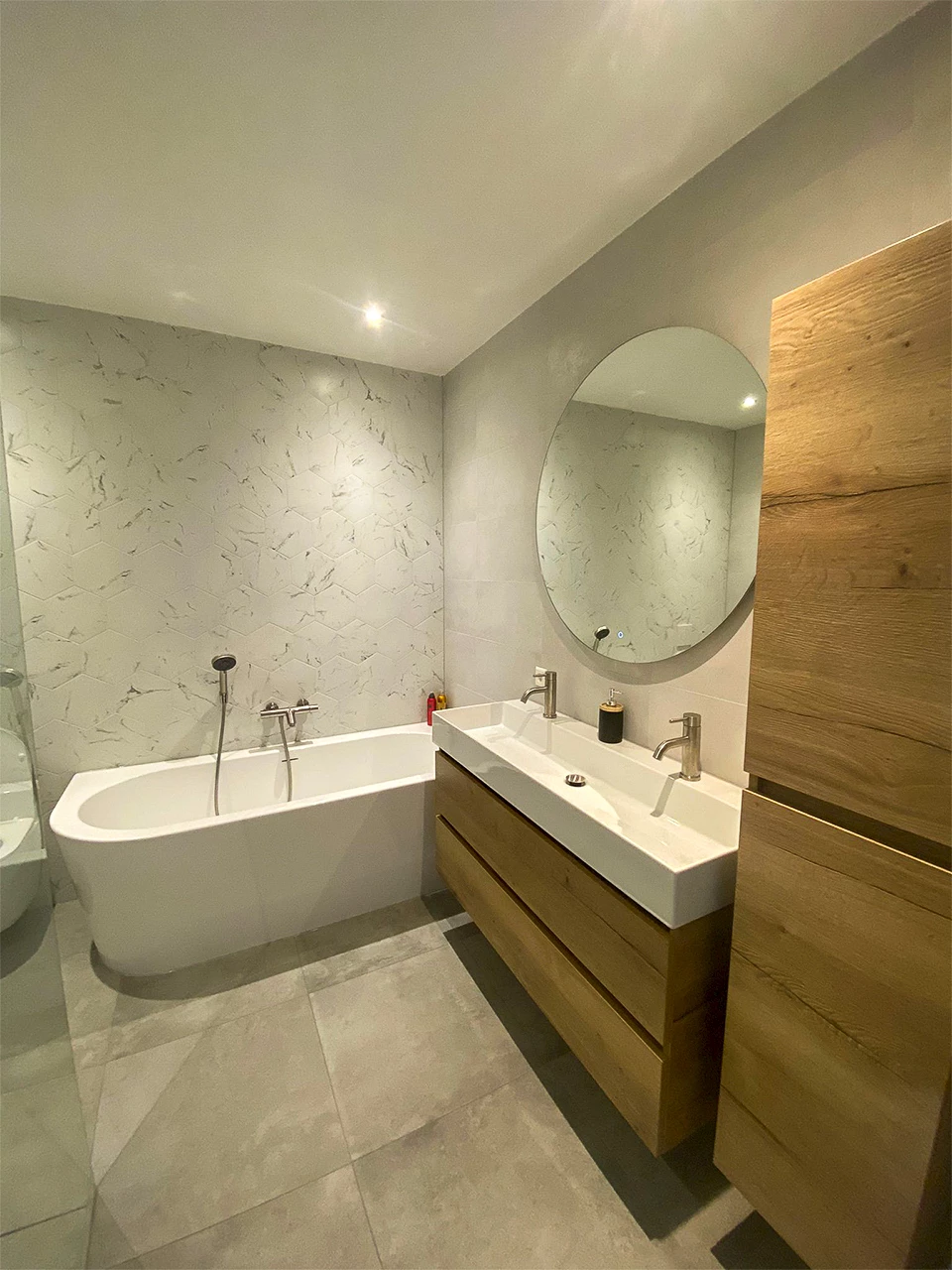 Opgeleverde marmerlook badkamer Hoevelaken