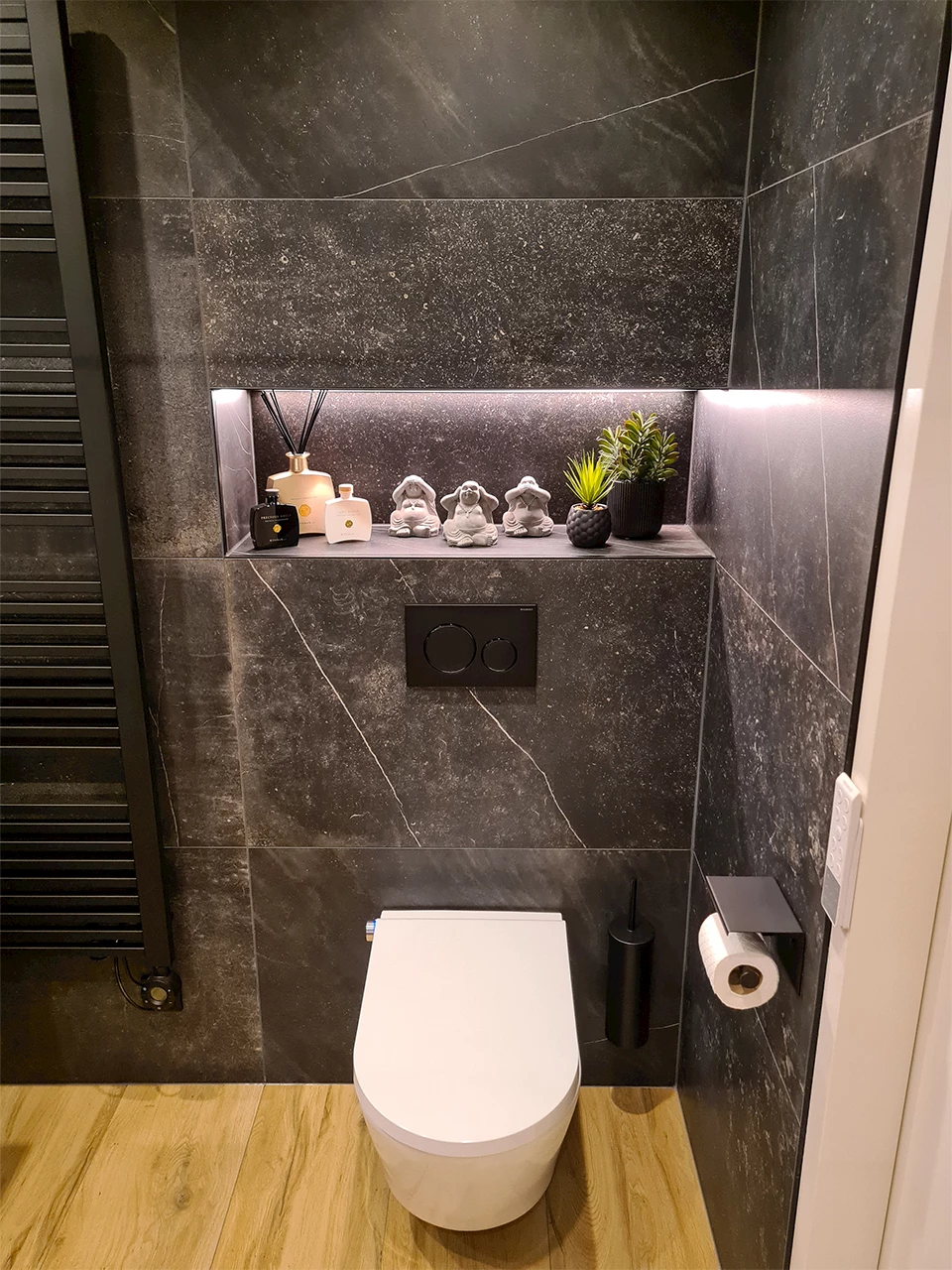 Sanitair in vierkante badkamer