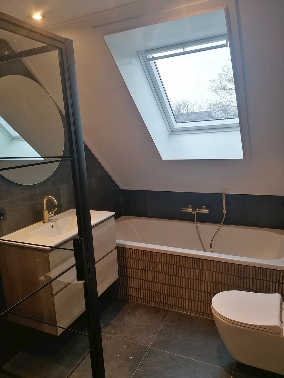 indeling badkamer onder schuin dak