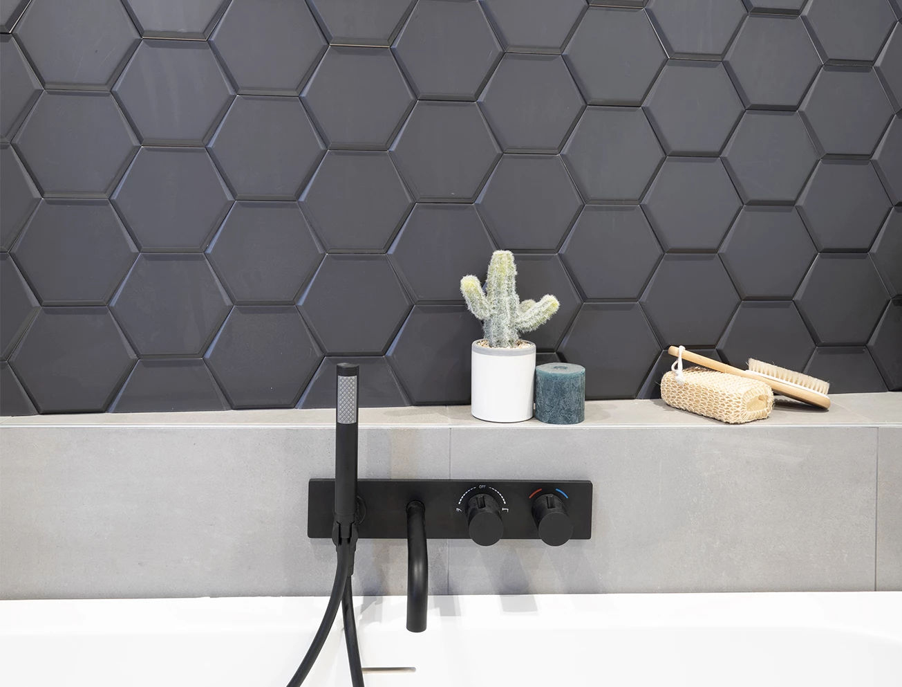 Zwarte 3D-tegels badkamer