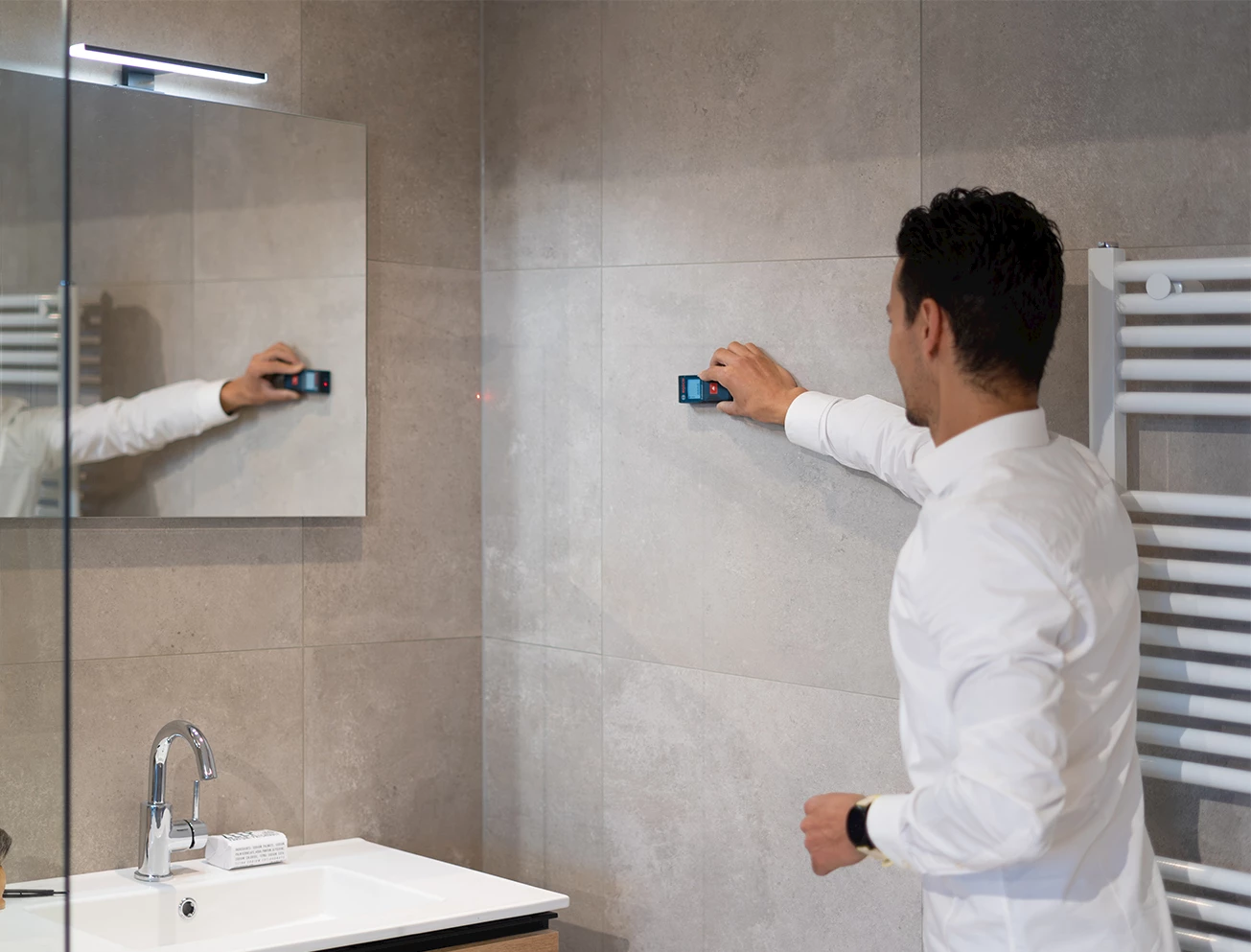 Inmeten van de badkamer