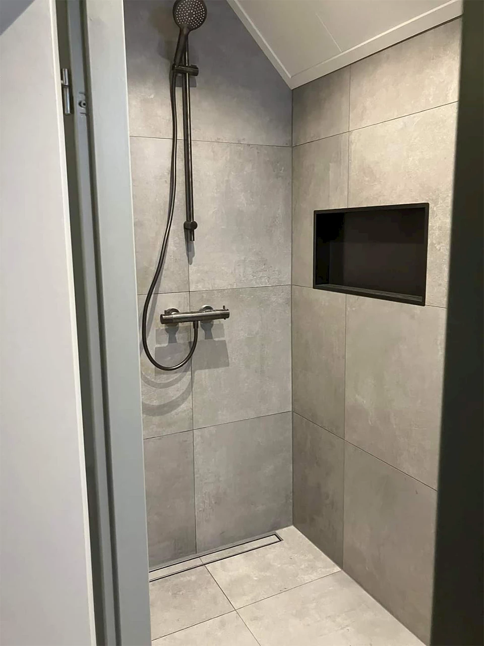 Badkamer onder schuin dak douche