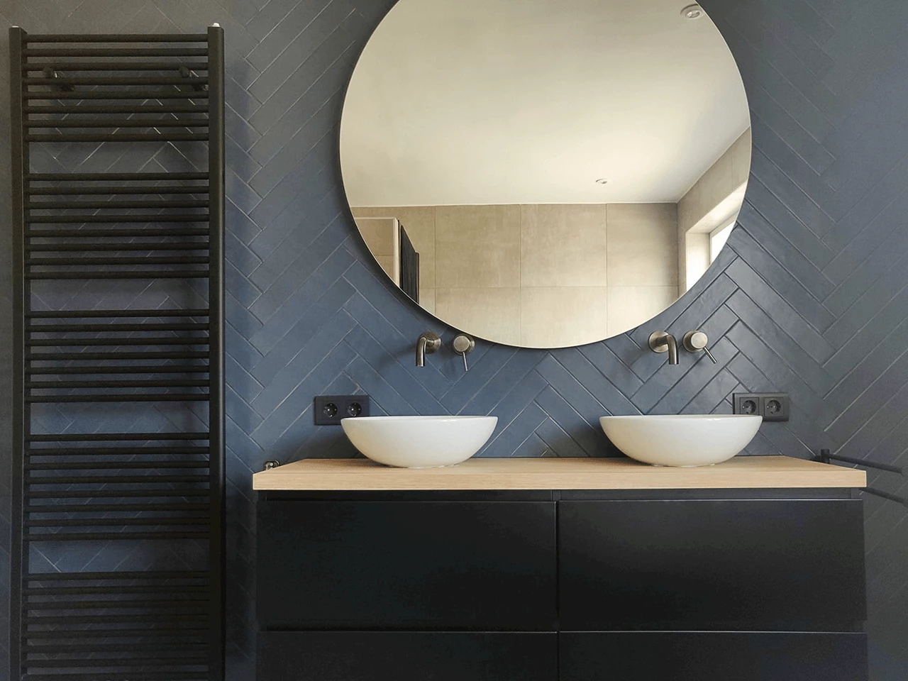 Blauwe visgraat badkamer