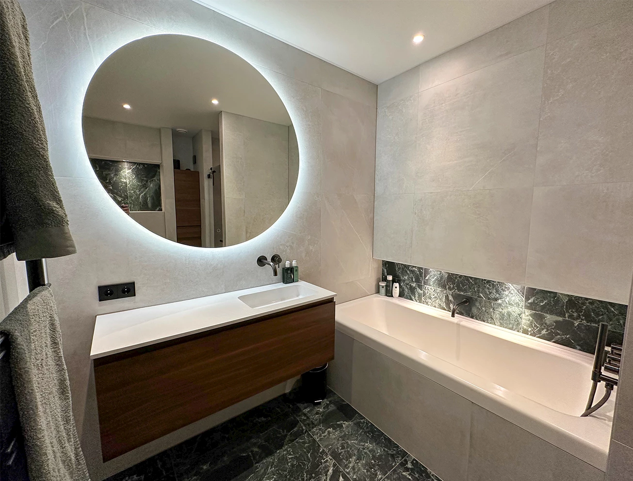 Donkere badmeubelset