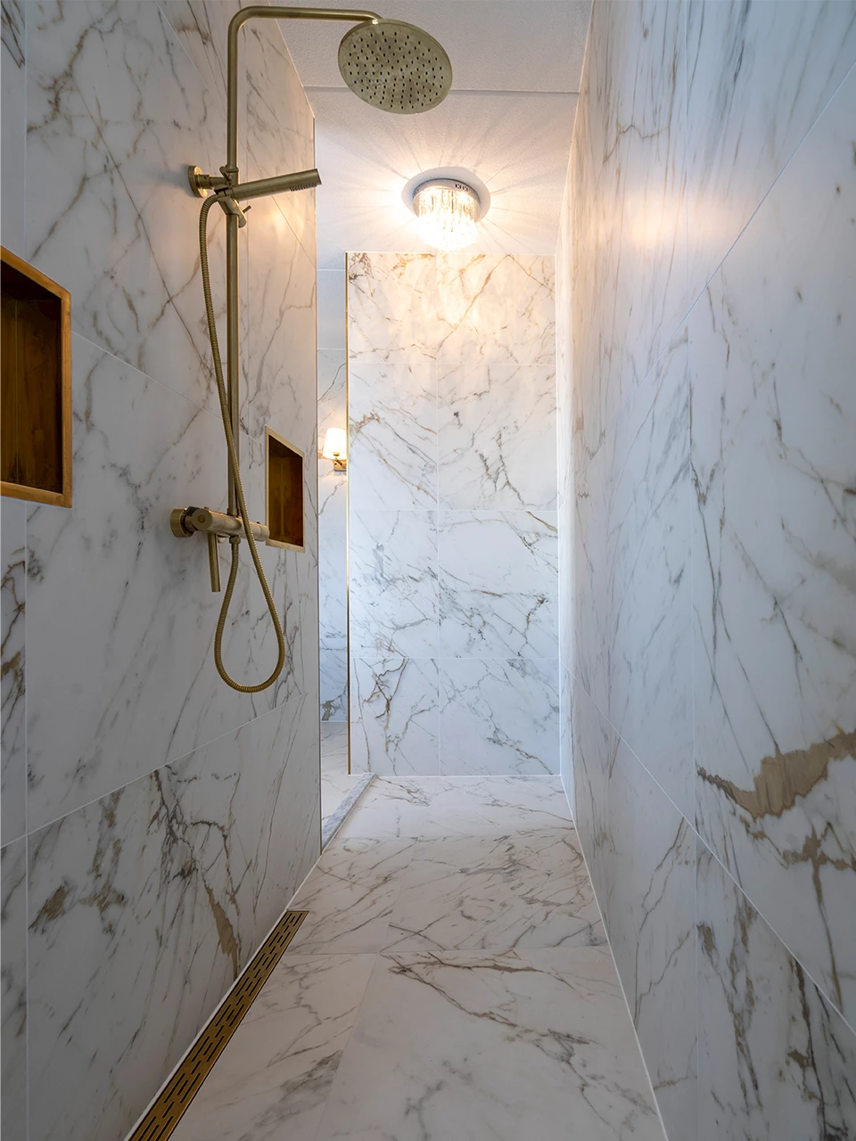 Goudkleurige badkamer