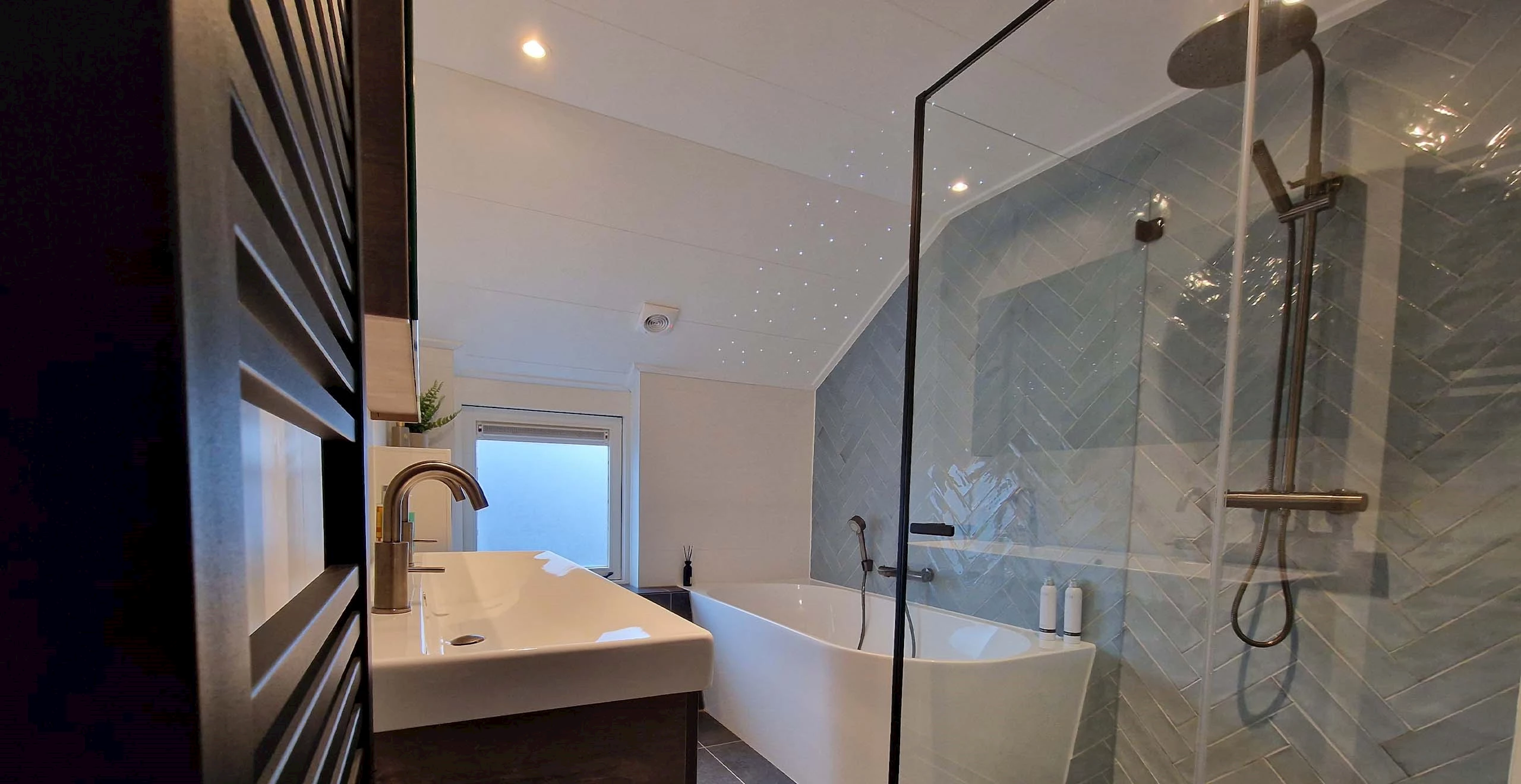 Badkamer onder een schuin dak (1)