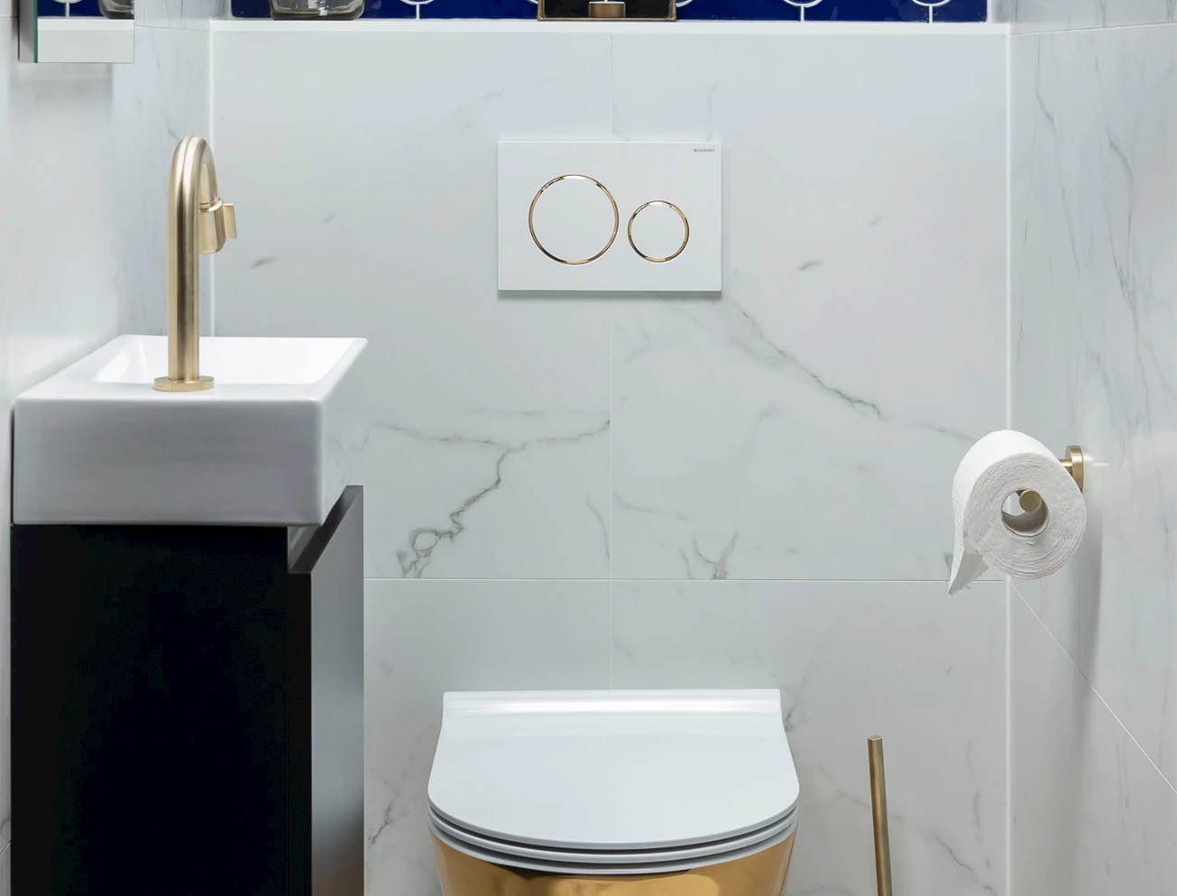 Wandcloset kleurrijke toiletruimte