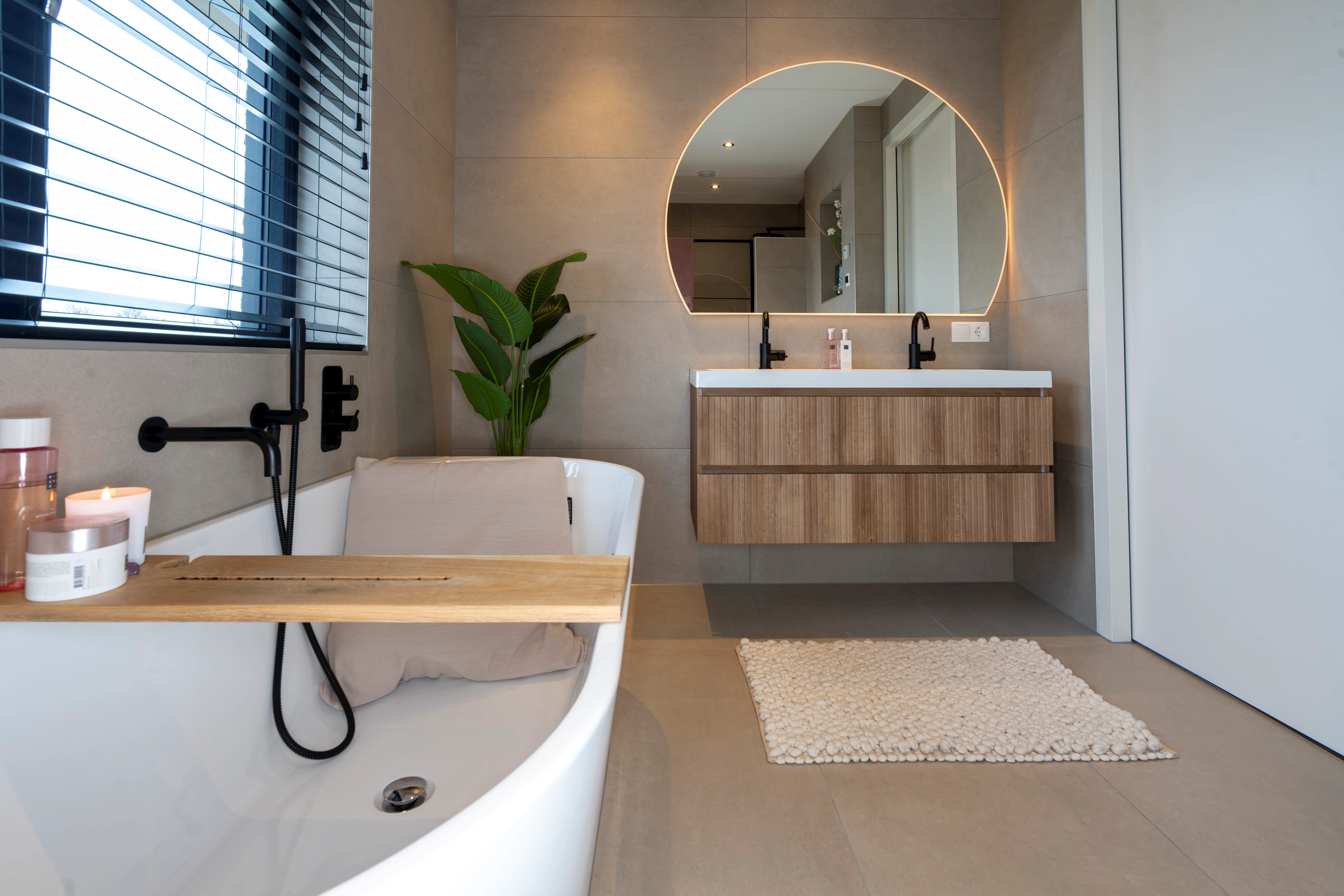 Wellness badkamer met betonlook tegels