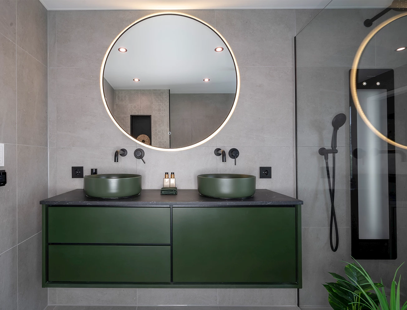 Moderne badkamer en toiletruimte familie van Dongen