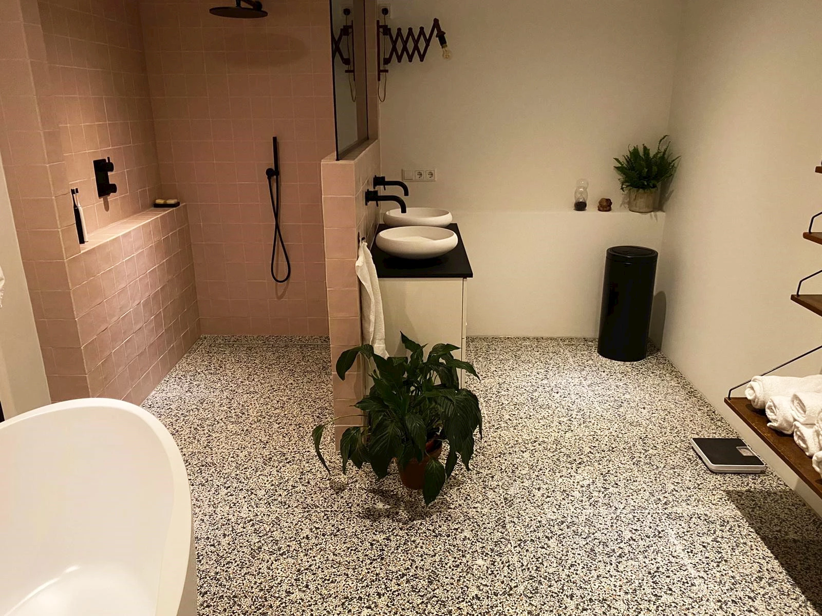 Klassieke badkamer met terrazzo tegels