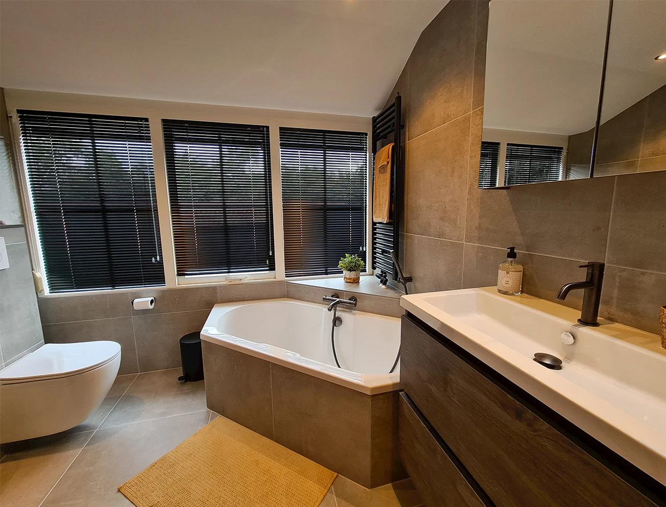 Warme beige badkamer